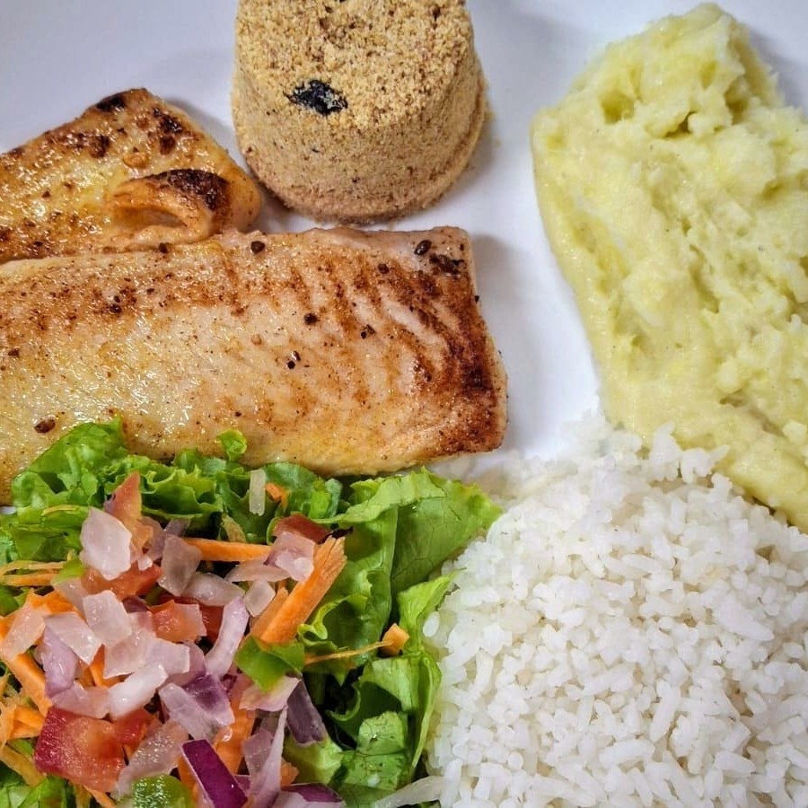 Saboreie nosso irresistível filé de Linguado grelhado, servido com arroz e feijão fresquinho, farofa de bacon crocante e purê de batatas. E para melhorar a sua experiência escolha entre legumes frescos ou uma refrescante salada verde!