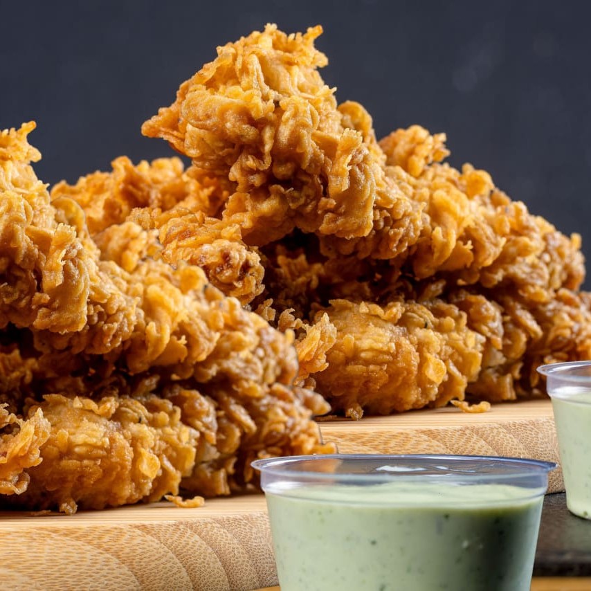 10 unidades de filezinho crispy, douradinhos, sequinhos e irresistíveis. A crocância perfeita em cada mordida. Vai com 2 potes de molho Grátis pra completar o sabor. Mais crocância, mais batata e muito mais sabor.