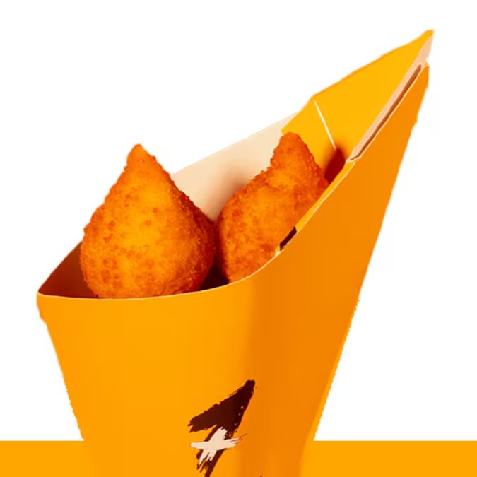 Experimente nossas irresistíveis coxinhas, cuidadosamente preparadas e recheadas generosamente com frango suculento e requeijão cremoso. São seis unidades de pura tentação, envoltas em uma massa sequinha e crocante, que prometem uma experiência gastronômica inigualável. Nossas coxinhas chegam até você em uma embalagem especial, garantindo a preservação do sabor e da textura. Ideais para qualquer momento do Dia, essas delícias são a escolha perfeita para saciar sua fome com muito sabor e qualidade!