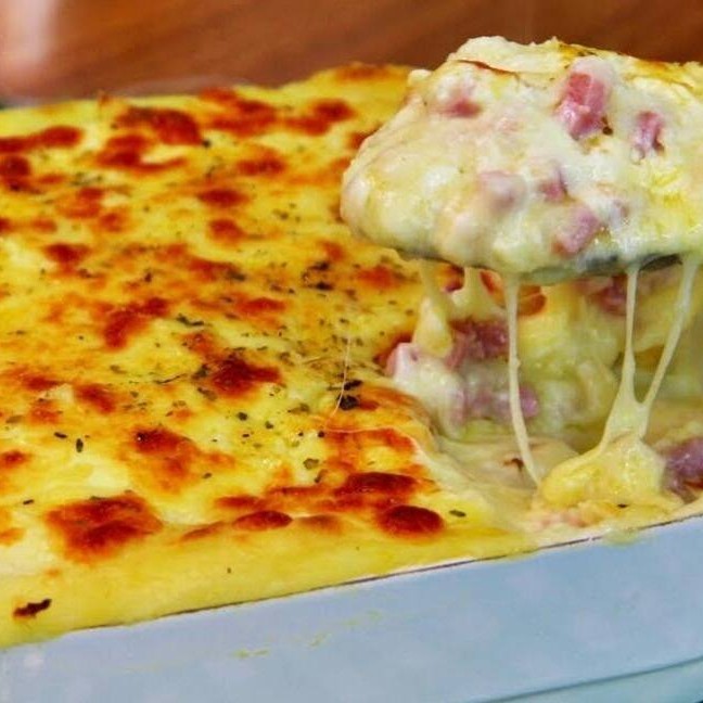 Delicioso & Saboroso Escondidinho de Queijo e Presunto + Arroz + Batata Palha + Coca-Cola 200ml