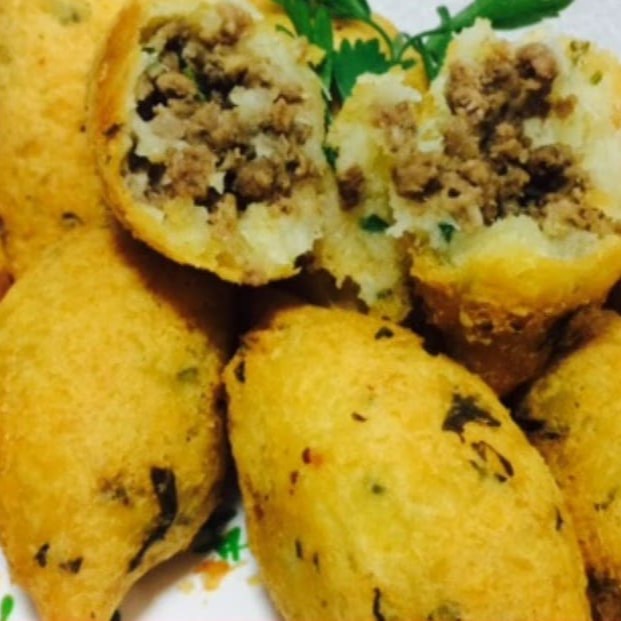 Nossa massa de aipim é pura, não leva farinha de trigo.  Bolinho de aipim raiz :)