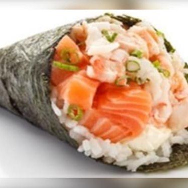 Temaki mix, Nori, cream cheese, haddock, camarão, salmão e cebolinha.