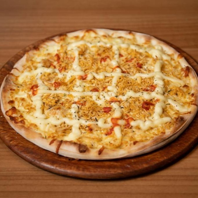 Pizza artesanal, base com molho de tomate e queijo muçarela e  frango com Catupiry. Tamanho 30 cm c/ 8 fatias.