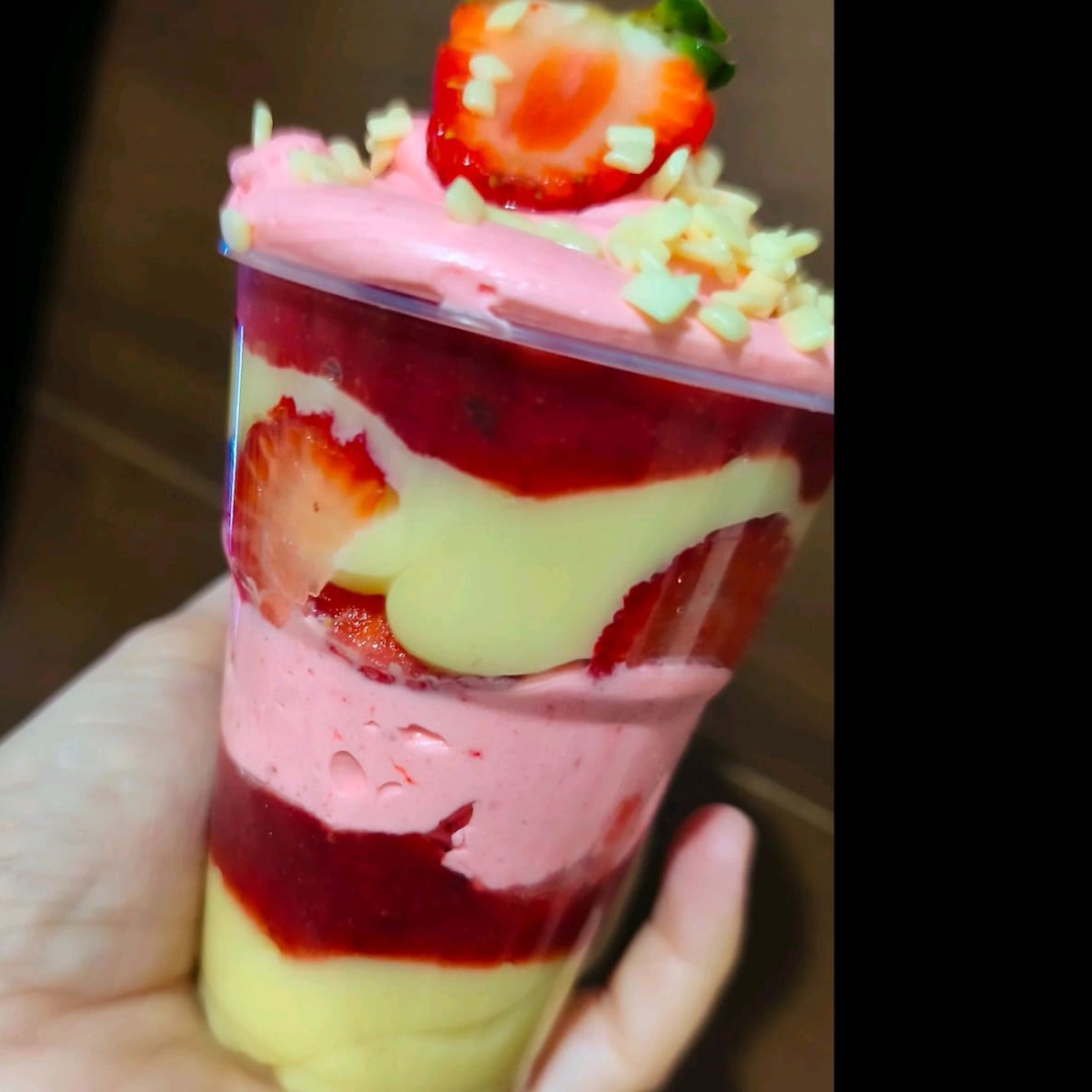 Brigadeiro de leite Ninho, geleia de morango , morango em pedaços , uma explosão de sabores