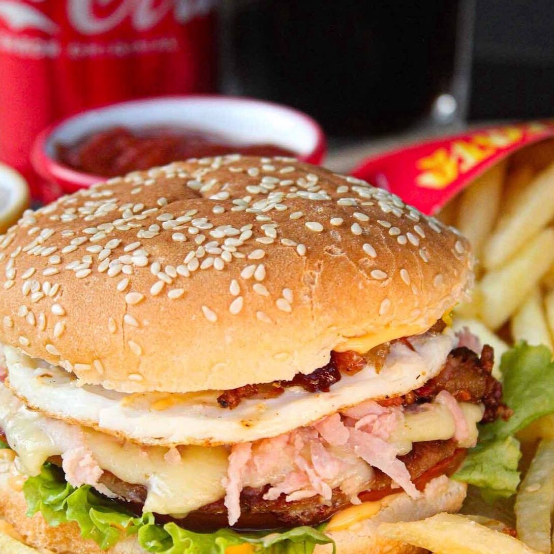 O cara mais conhecido do Rj, famoso X tudo. Pão com gergelim, carne, muçarela, presunto, bacon, ovo,alface, tomate e molho + batata frita crocante + coca