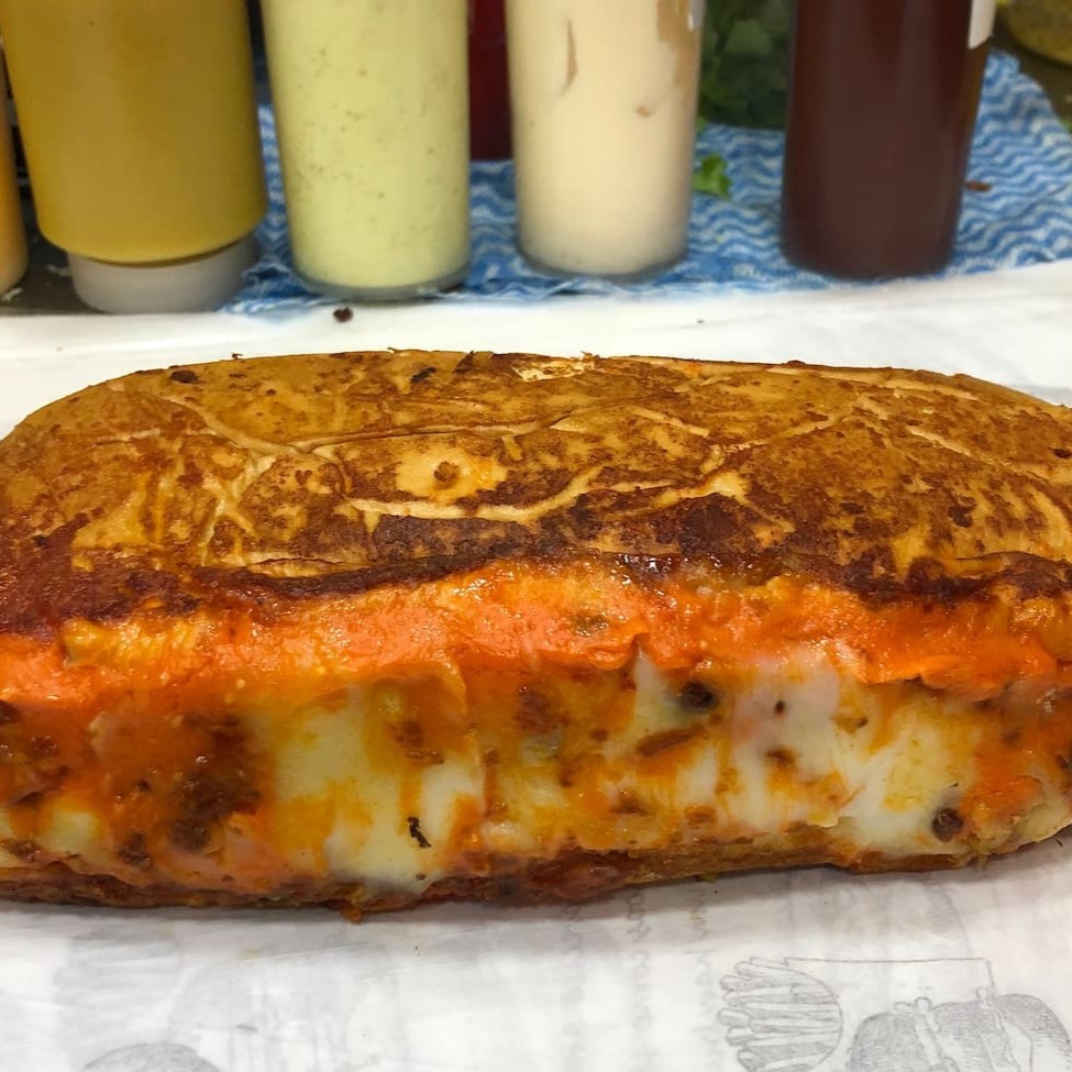 Todos acompanham: salsicha ou linguiça, tomate, cebola, milho, ervilha, maionese, mostarda e batata palha.