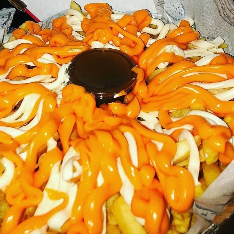 Batata na caixa com muito cheddar e Catupiry , + molho no copinho . Serve  muito bem 2 adultos . Trabalhamos com qualidade. Batata bem crocante .