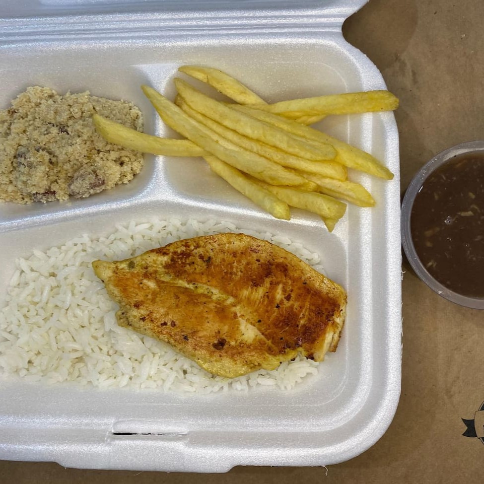 Marmita acompanha: Arroz, feijão, farofa e fritas. Quentinha promocional ideal para quem come pouco.