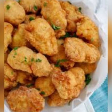 Frango empanado em massa tempurá, crocante e sequinho.   Acompanhamento à sua escolha: - Gohan (arroz branco japonês) - Yakimeshi  (arroz japonês com flocos de ovos, cenoura e presunto) - Lámem (noodles com molho oriental)