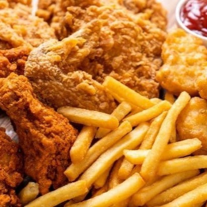 Nesse combo maaaravilhoso, vai um frango frito de 1kg, uma batata palito tradicional de 500g e um Gebel de 2Lrefrescar. Você pode escolher o corte do frango e ainda acompanha 2 molhos da sua preferência pra dar um gostinho especial!