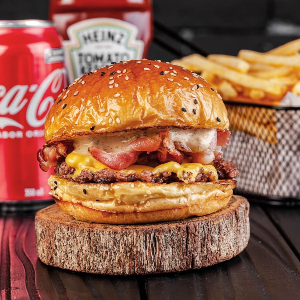 Pão Prime, Smash de 90g, Queijo Prato, Fatias de Bacon e Molho Fire (Maionese de Chimichurri Defumado). + Acompanhamento + Bebida