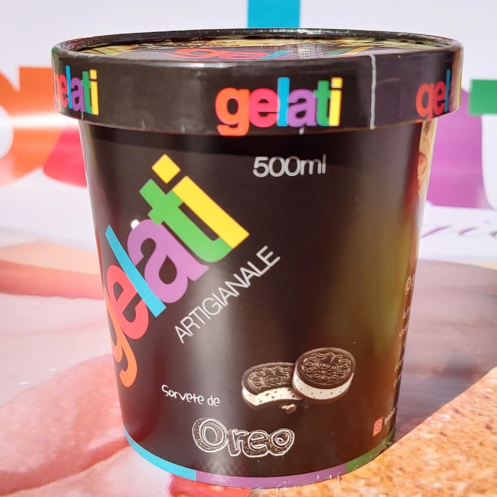 Para os amantes desse delicioso biscoito, desenvolvemos um super  cremoso sorvete de chocolate branco, mesclado com calda de chocolate e  o inconfundível biscoito  Oreo, com a crocância que só ele tem, esse é  para sentar e degustar cada colherada.