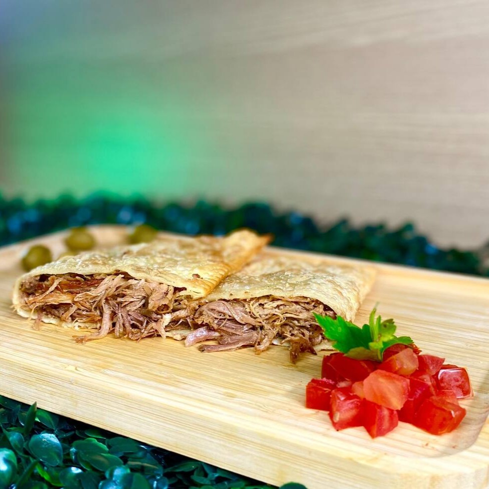 Massa crocante e sequinha envolvendo a Costela Bovina desfiada, cozida lentamente em seu próprio molho e temperos secretos da nossa Chef.