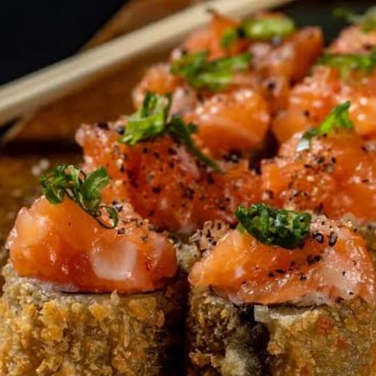 Hotholl space é um enrolado recheado de arroz com salmão por dentro e nori por fora empanado com farinha Panko e frito finalizado com salmão batido misturado com creame chessee e cebolinha e molho de pimenta