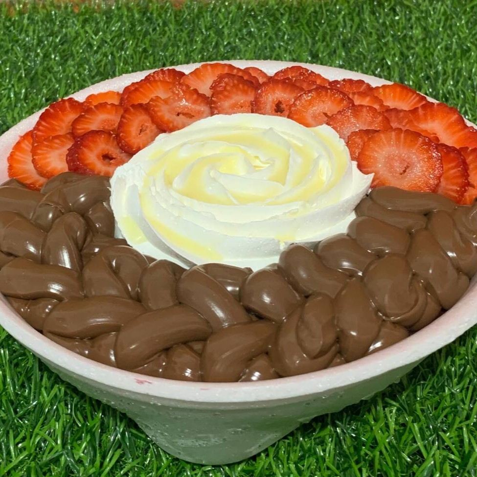 Delicioso Açai com Nutella, Morango, Leite condensado e Chantilly.