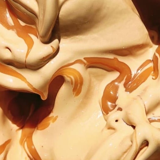 Sorvete artesanal de doce de leite mesclado com o melhor doce de leite para você saborear