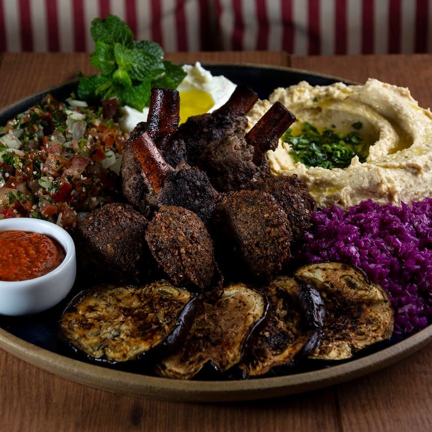 Escolha duas proteínas ( Acompanha: Tabule, picles de repolho roxo, berinjela em rodelas com tahine, homus e coalhada)