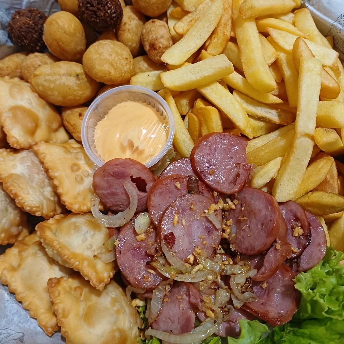 Mini pastel, salgadinhos, Batata frita e calabresa acebolada