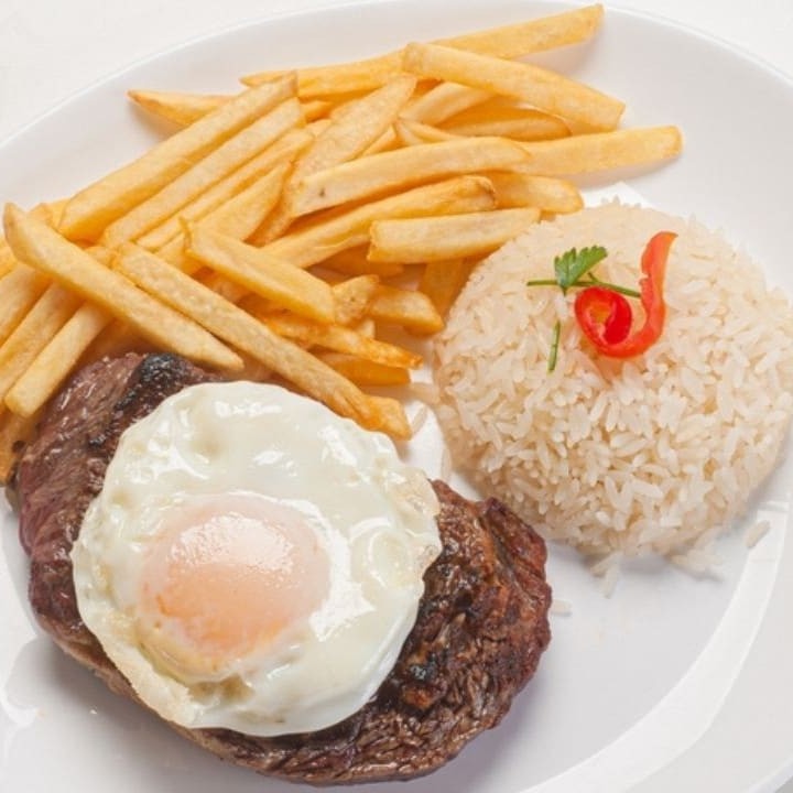 Tradicional prato brasileiro orindo da Europa aqui no Olaria, arroz branco, feijão preto, farofa cebola, fritas e ovo, junto com um bife delicioso de alcatra grelhado