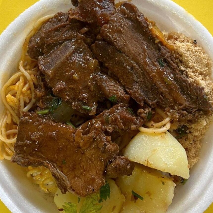 Marmita Acompanha: Arroz Branco, Feijão, Macarrão espaguete, Farofa, batata souté e a carne assada. Serve Uma Pessoa.