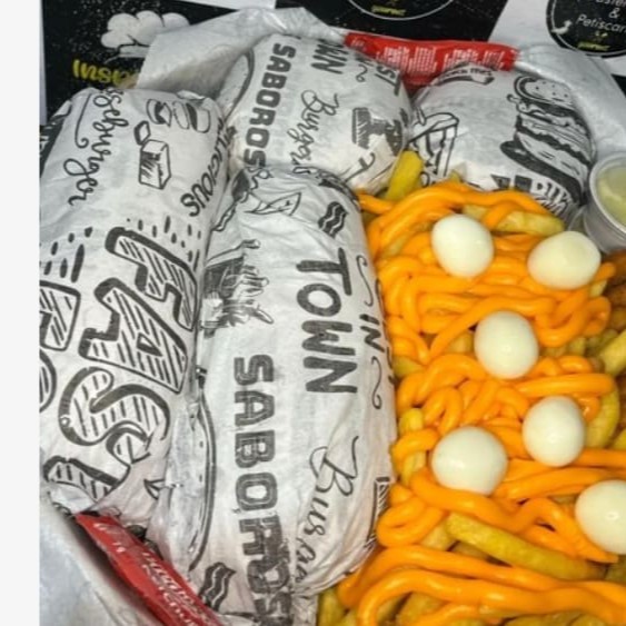 2 cachorro quente  2 x-tudo  Batata com cheddar  Ovo de codorna  Anéis  Refrigerante de 2 litros