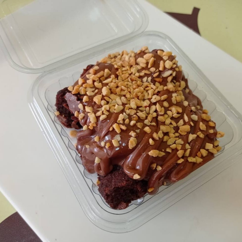 Pedacinhos de brownie molhadinhos, cobertos com brigadeiro cremoso de chocolate 50% cacau, amendoim picado e Nutella pura. Aproximadamente 200gr.
