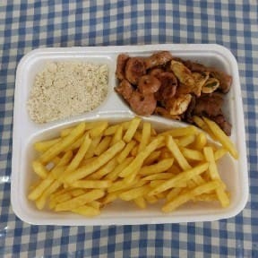 Carne, frango, linguiça, fritas, e farofa.