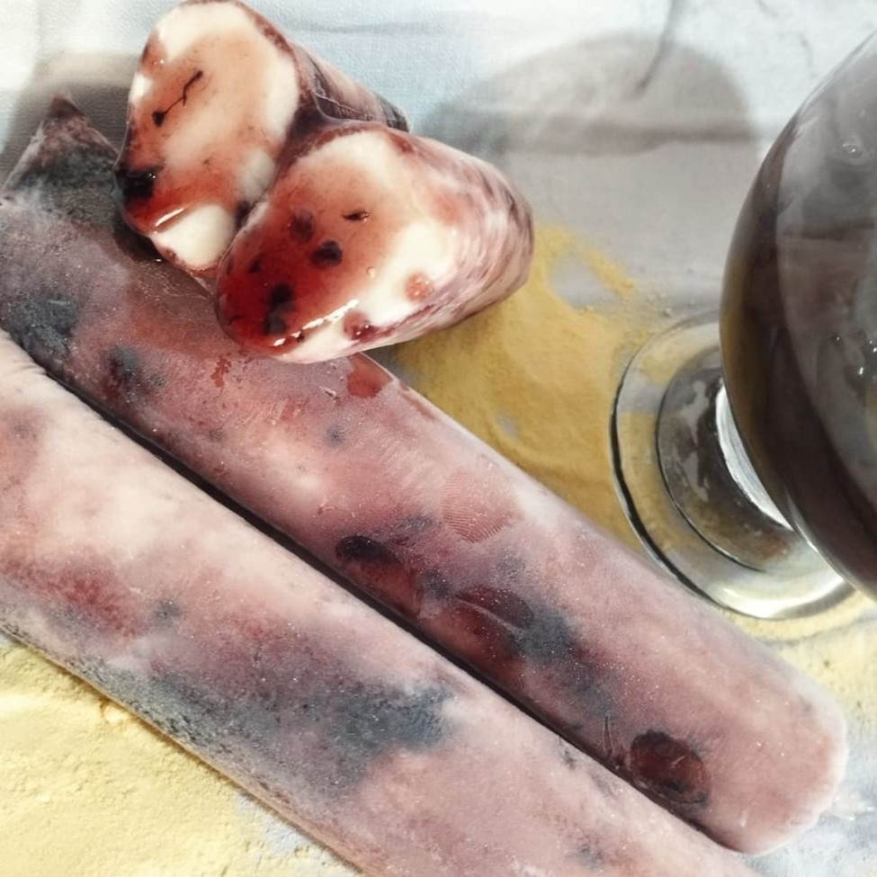 Este sorvete consagrado, elaborado com a cremosidade inconfundível do Ninho, é harmonizado de maneira excepcional com a nossa geléia caseira de frutas vermelhas. O resultado é um sabor profundo e irresistível que certamente irá cativar o seu paladar. Prepare-se para uma experiência de degustação única e apaixonante com este prato. Não é apenas um sorvete, mas uma experiência gastronômica memorável.