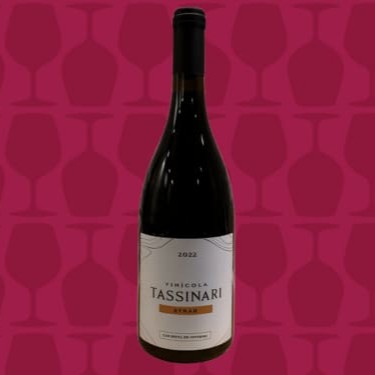 A origem da Vinícola Tassinari, começa no norte da Itália, na região da Emilia Romagna, quando o casal Paolo e Ines Tassinari imigram para o Brasil no início da década de 50. Dessa união, nasceram os três filhos do casal, Jorge, Paulo e Laura, todos brasileiros. Em 1964, o construtor italiano Paolo Tassinari, patriarca da família, decidiu trocar duas lojas que acabara de construir no Rio de Janeiro por uma fazenda. A Fazenda São Francisco. A ideia de fazer vinhos e plantar vinhedos surgiu quando Paulo Tassinari (filho) conheceu a técnica da dupla poda. Os vinhos da Tassinari são vinhos da Colheita de Inverno. Este Tassinari Syrah tem boas notas aromáticas. Em boca toque frutado e especiarias, ótima persistência e um retrogosto muito agradável.