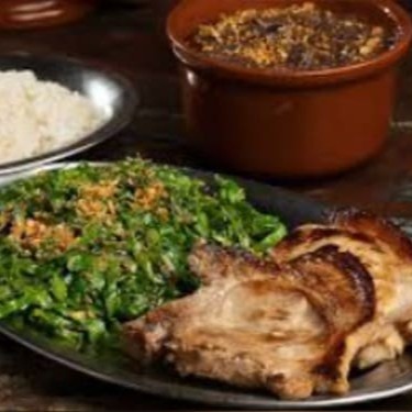 Carré suculento, grelhado no ponto certo, servido com couve refogada arroz, feijão e farofa