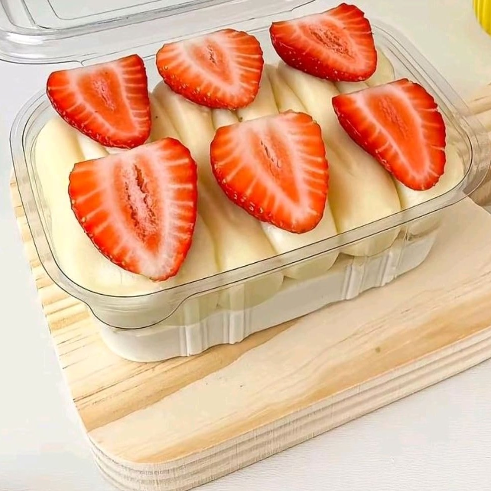 Chantyninho com brigadeiro de Ninho e morango de enfeite