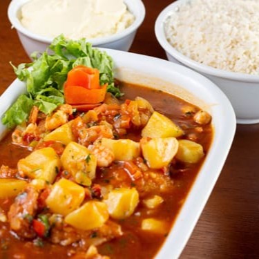 - filé de pescada amarela, c/ legumes e verduras, molho de tomate e guarnecido com arroz branco e purê