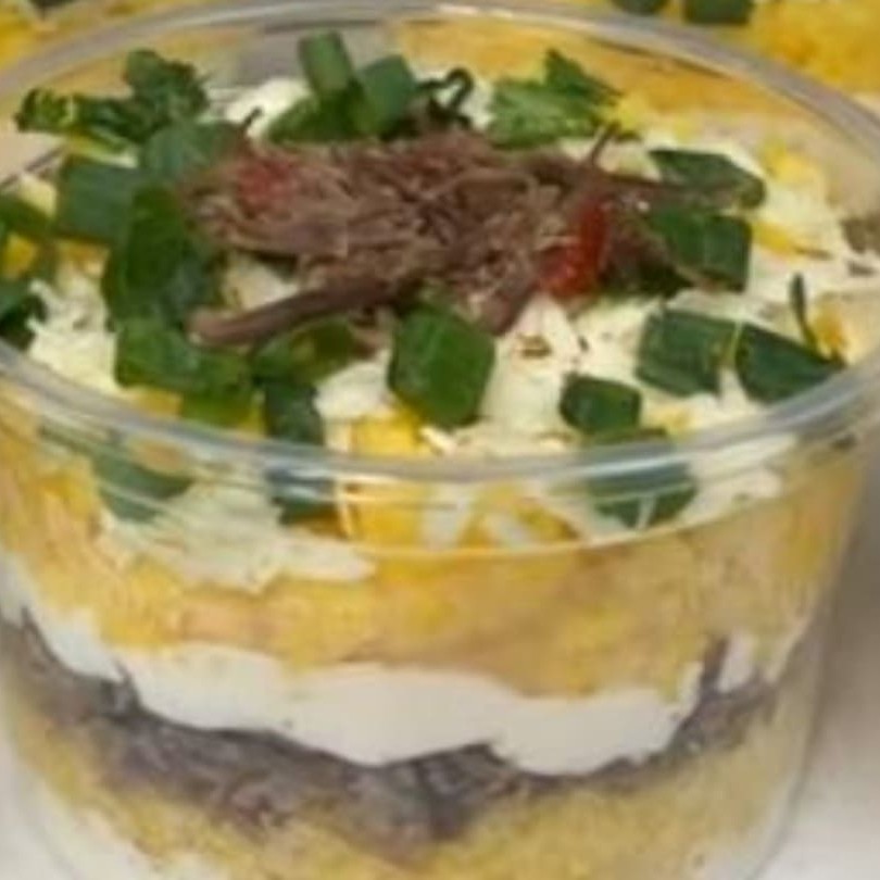 Cuscuz e carne de sol requeijão e cheiro verde