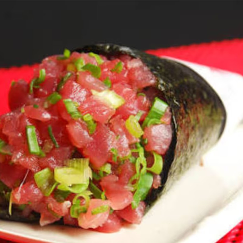 Nori, arroz, cream cheese, atum e cebolinha

Temaki tradicional feito com folha de nori crocante, arroz temperado, atum fresco e cream cheese cremoso, finalizado com cebolinha para um toque de sabor e frescor. Uma opção prática, deliciosa e perfeita para quem ama a culinária japonesa em porção individual.