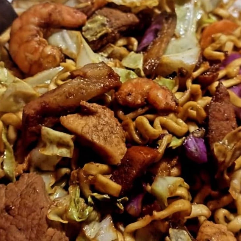 Macarrão oriental, linguiça calabresa em tiras, pedaços de frango macio, pedaços de carne suculenta, camarão fresco com legumes selecionados e temperado com nosso molho especial da casa