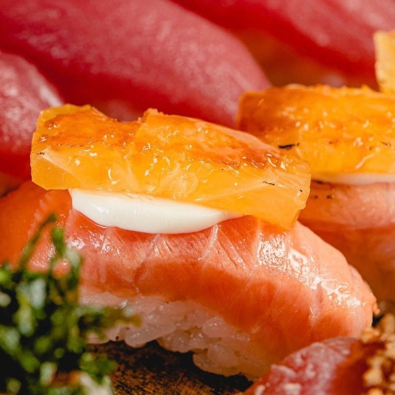 Sushi de salmão com laranja caramelizada - 8 unidades    ----------tags------------- Sushi/japa/culinária japonesa/sushi em casa / promoções/makimonos/Philadelphia/filadélfia/hot filadélfia/ hot Philadelphia/sunomono/entre grátis/combinados/Carpaccio/cevite/sashimi de salmão/sushi por 1 real / promoção de hot/temaki/yakissoba