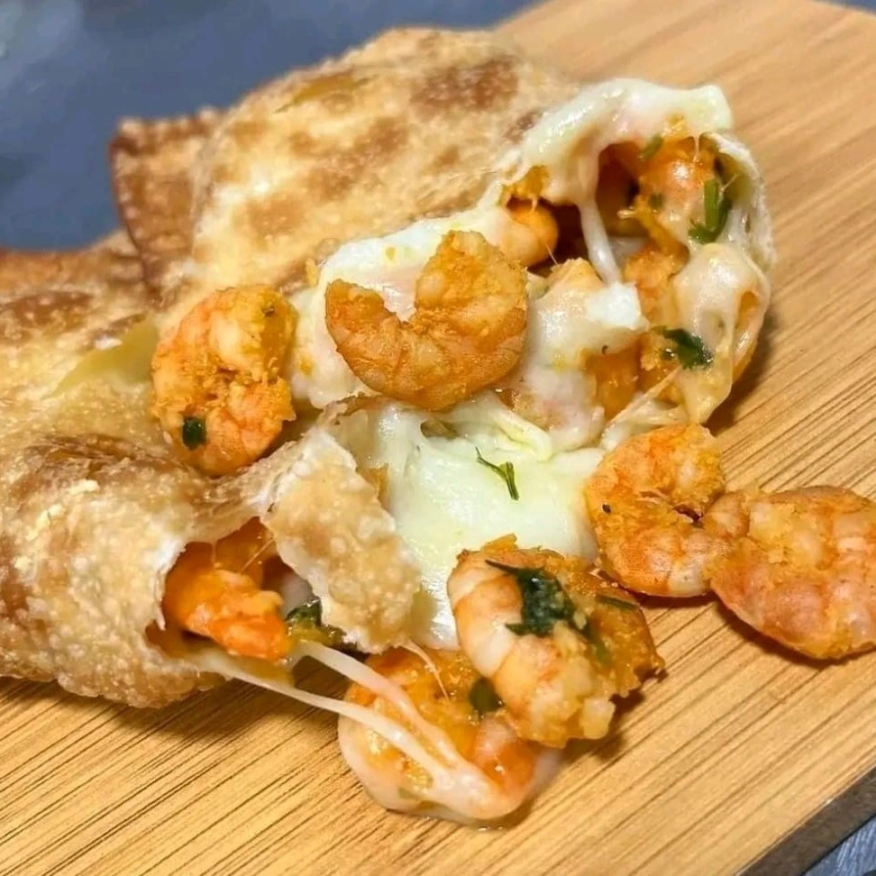 Pastel aproximadamente 30cm de Camarão com Queijo