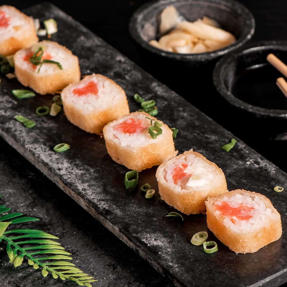 Arroz, salmão, cream cheese e cebolinha, enrolado na massa do harumaki.