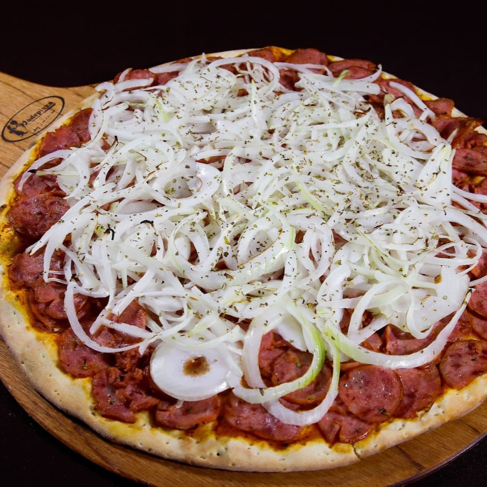 Uma das mais tradicionais pizzas do gosto do brasileiro. 8 Pedaços de Massa fina com molho de tomate, calabresa fatiada Aurora (a melhor diga-se de passagem), coberta com cebola fatiada, orégano e azeitonas. (não contem mussarela)