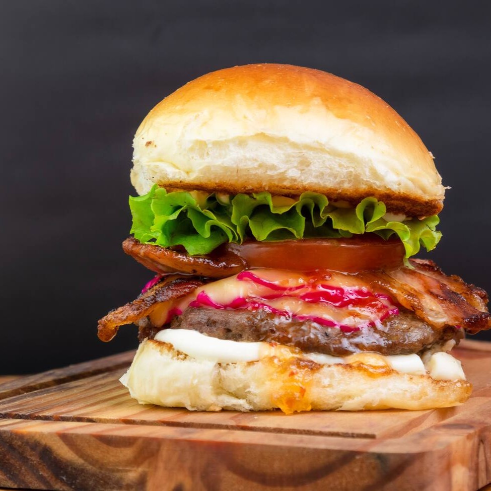 "• No pão brioche, 1 blend de 180g, vem acompanhado de queijo bola, cream chesse, fatias de bacon, tomate, alface e geleia de pimenta, ponto da casa:""ao ponto p/mal"". Caso desejar sua carne em outro ponto, por favor especificar na observação.  Foto ilustrativa."