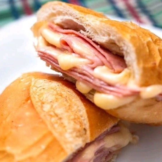 Pão, queijo e presunto.