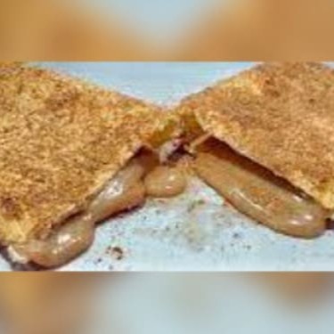 Massa frita de 15 cm recheada com delicioso recheio do verdadeiro doce de leite e canela, numa massa polvilhada com canela