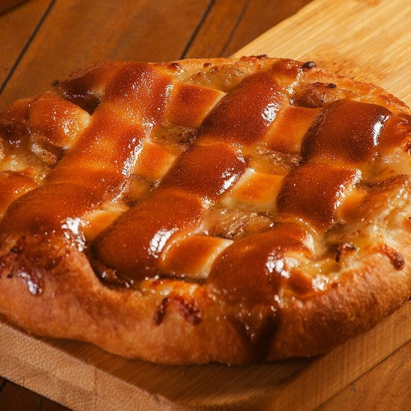 Banana caramelizada com camadas crocantes de chocolate branco