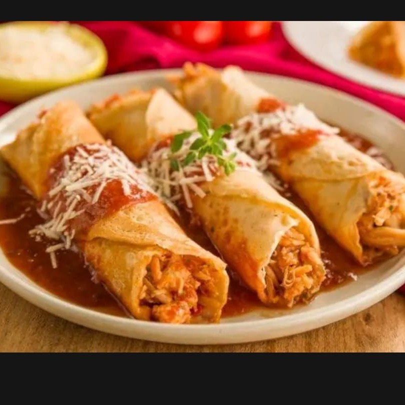 Essa prato e uma combinação, perfeita de arroz, feijão,arroz, farofa e duas  incríveis panquecas de  frango com um molho  suculento e uma camada de mussarela que derrete na boca