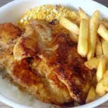 Filé de frango acompanhado de arroz branco, feijão preto, batata frita e farofa.