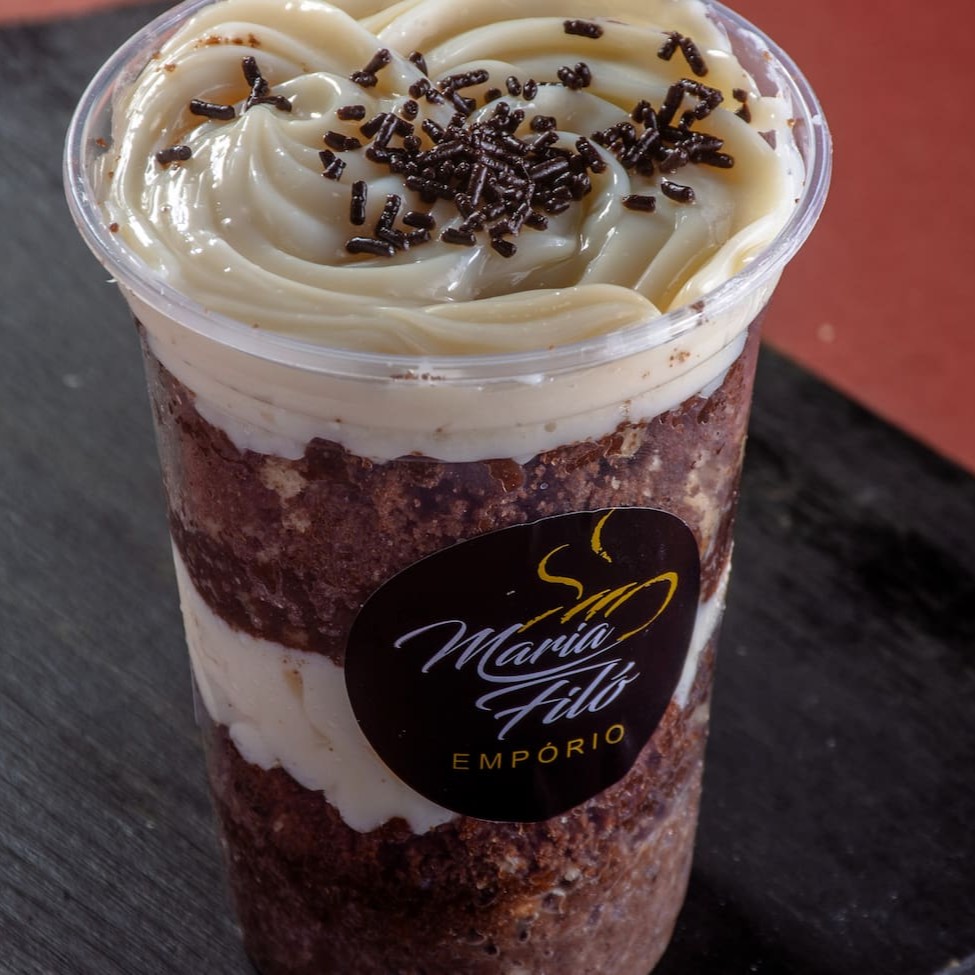 Bolo de Chocolate fofinho com 2 camadas generosas de creme de Prestígio. Perfeito para sua sobremesa!