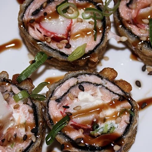 Enrolado de salmão, camarão, kani, cream cheese, mix de cebolinha e alho poró. Não vem com arroz.