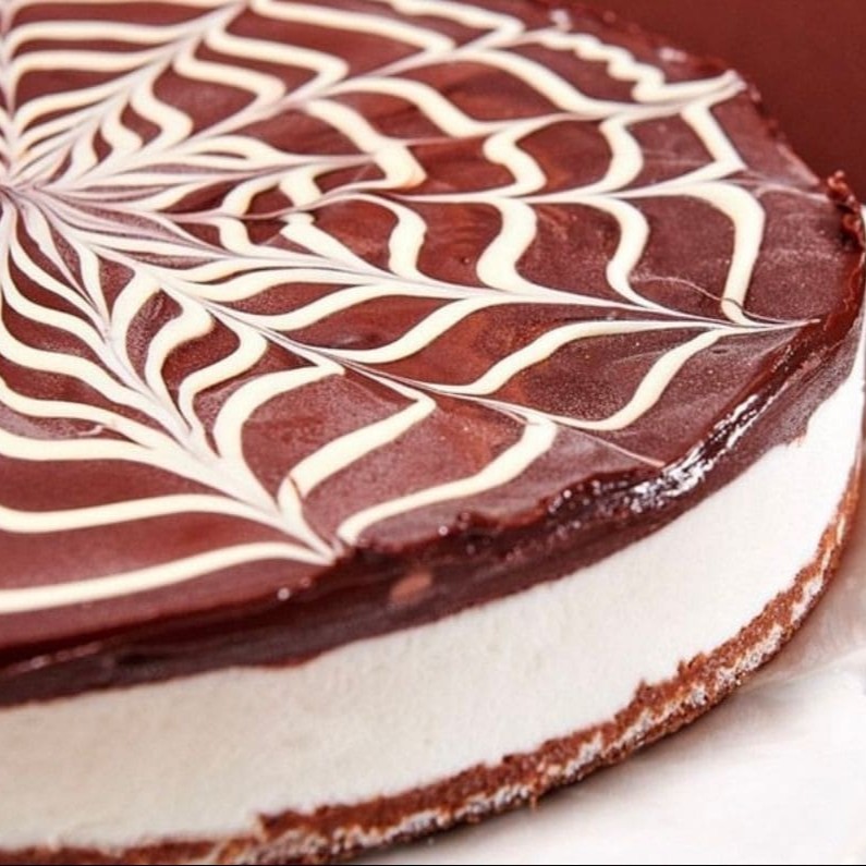 Apresentamos a nossa irresistível 'Torta de Cremino - 12 fatias'. Esta maravilhosa criação é uma verdadeira celebração ao requinte do gelato italiano! A base de biscoito amantegado concede uma textura crocante incomparável, enquanto o sorvete de fior di latte, autêntico e suave, se funde harmoniosamente ao creme de avelã. Finalizada com um toque de chocolate, esta torta é um deleite para os amantes de sobremesas finas. Uma torta que dispensa apresentações e agrada até os paladares mais exigentes. Experimente a primazia da categoria 'Tortas de Gelato Italiano!' com a nossa Torta de Cremino!