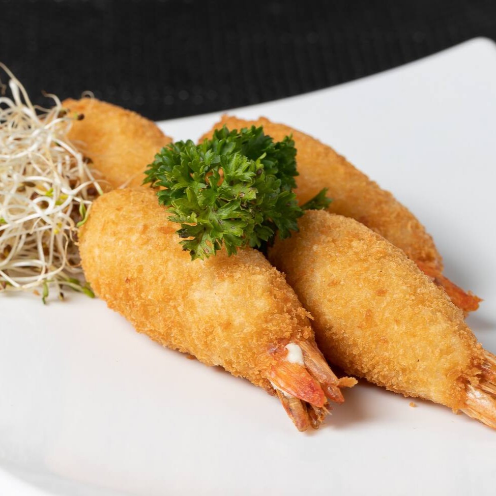 Aproveite o nosso prato delicioso com camarões empanados em farinha panko, que garante uma casquinha crocante e dourada. Recheados com cream cheese, que derrete na boca e contrasta com o sabor do camarão. Acompanha molho sweety chili a parte!