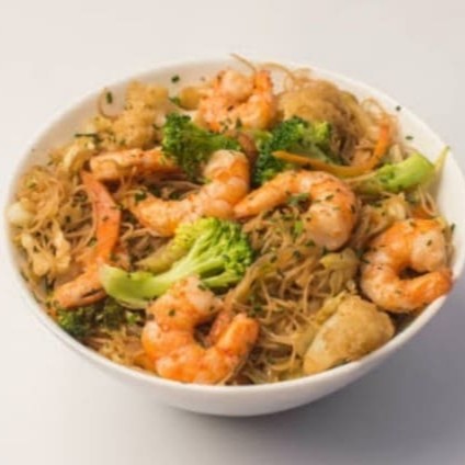 Macarrão camarão repolho verde repolho roxo cenoura brócolis